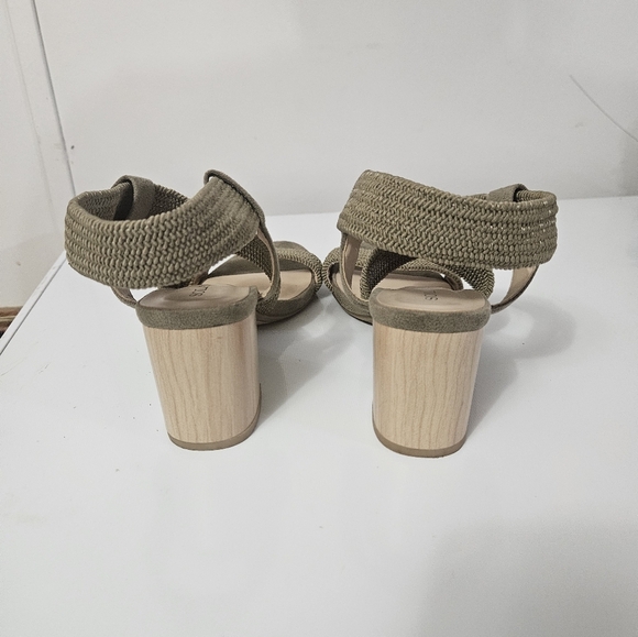 Solanz Green Strappy Low Heel! - Picture 4 of 4